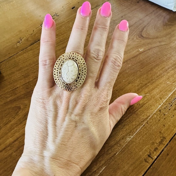 Avon Jewelry - Medallion Ring Gold Tone Oval Cream Stone Statement Vintage Size 6 Avon Avanti‎